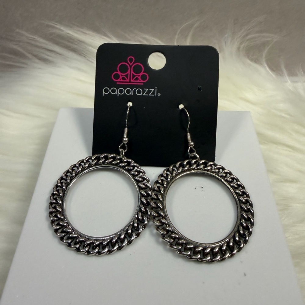 🩷5/$10 Paparazzi Twisted Silver Circle Earrings